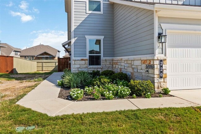 Building Photo - 220 Mirabeau Way