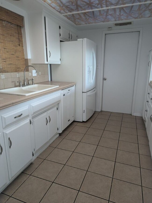 Building Photo - Beautiful 4 Bedroom House in NW Bakersfield with Pool!