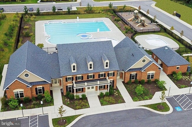 Building Photo - Gorgeous 4-Bed 3.5-Bath Townhouse next to ...