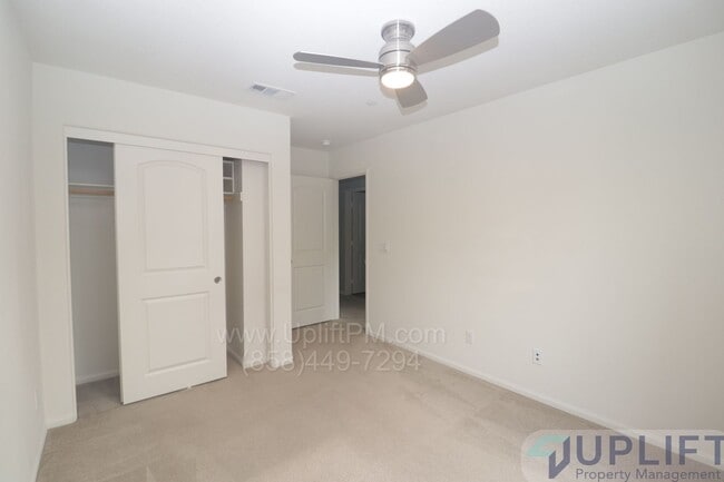 Building Photo - Spacious 4-bedroom, 4-bath Condo