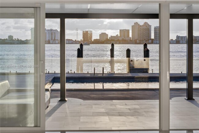 Building Photo - 1101 S Shore Dr