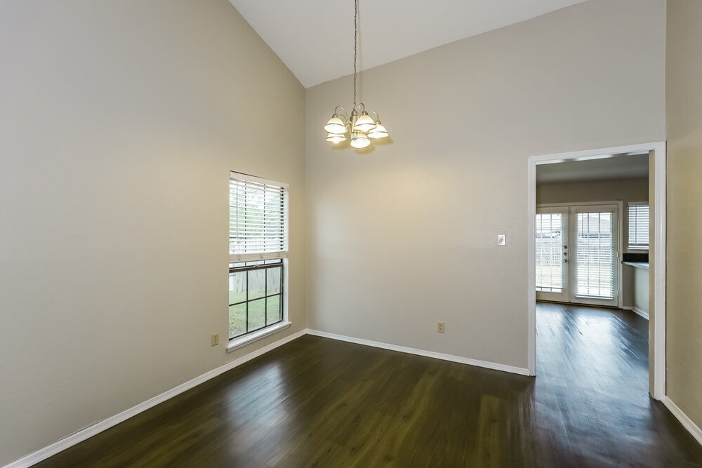 Building Photo - 1385 Southridge Dr