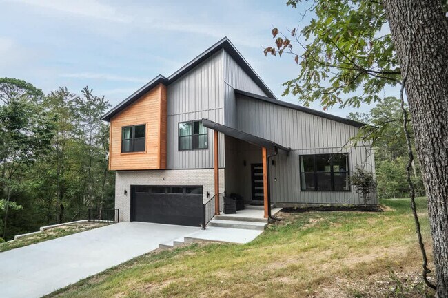 Building Photo - 4 Fleetwood Cir