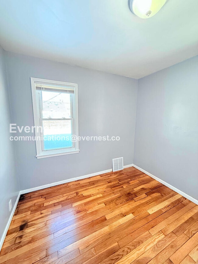 Building Photo - 2 Bed/1 Bath Home with Laundry Hookups / Pet-Friendly / Vouchers Accepted / Available Now!