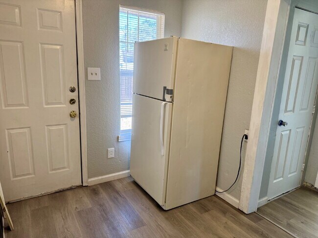 Building Photo - Updated Rear Unit