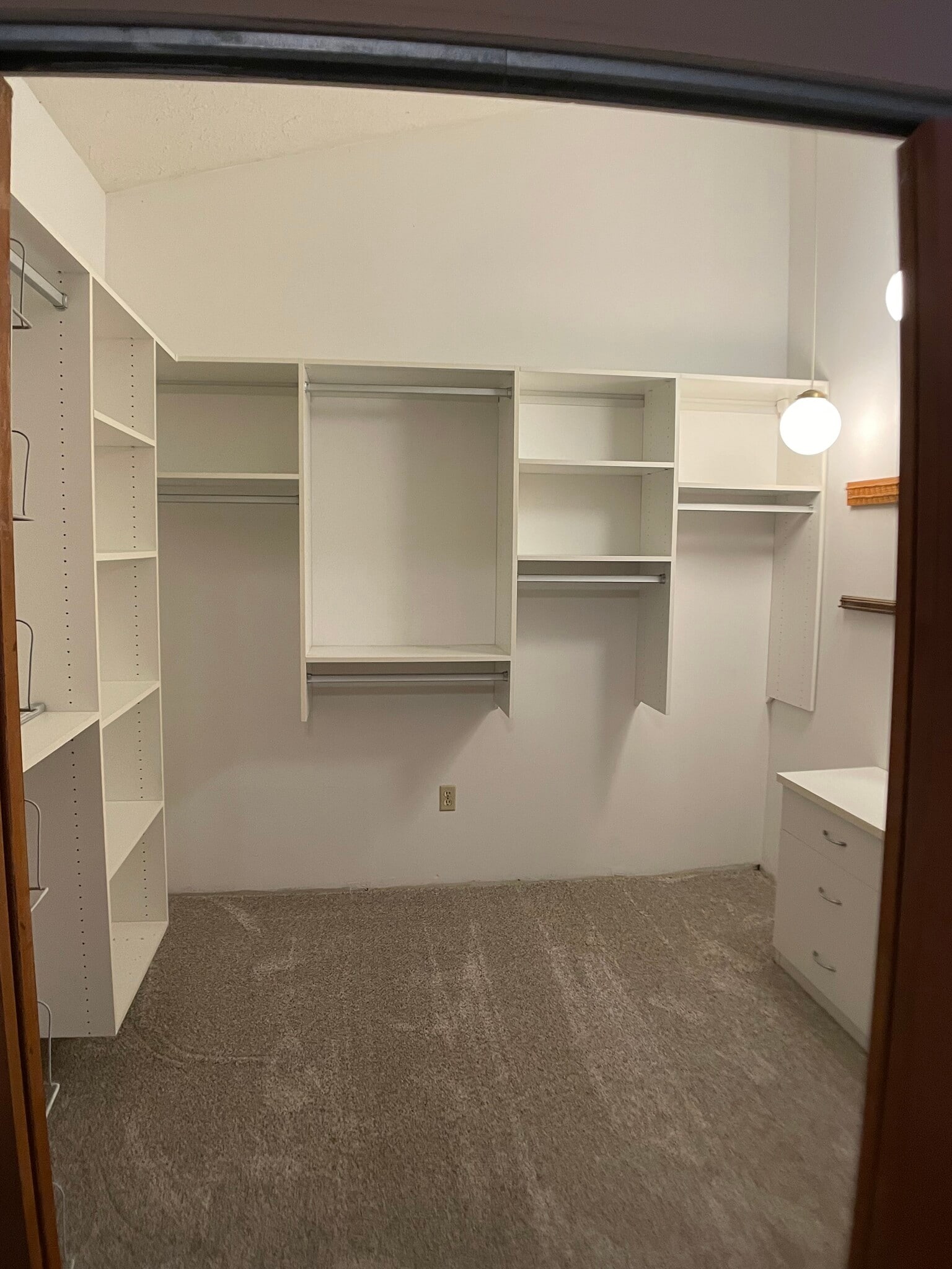 Hugh walk-in closet-Master - 5344 Hagewa Dr