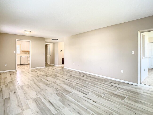Building Photo - 4575 Cove Cir