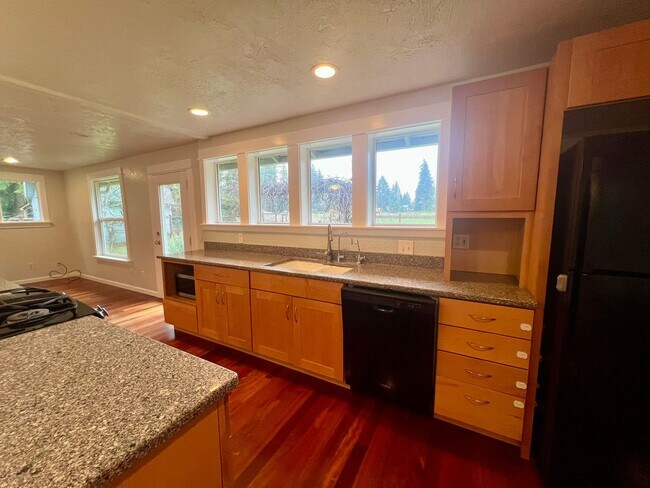 Building Photo - Private Westside 3 BD+Den