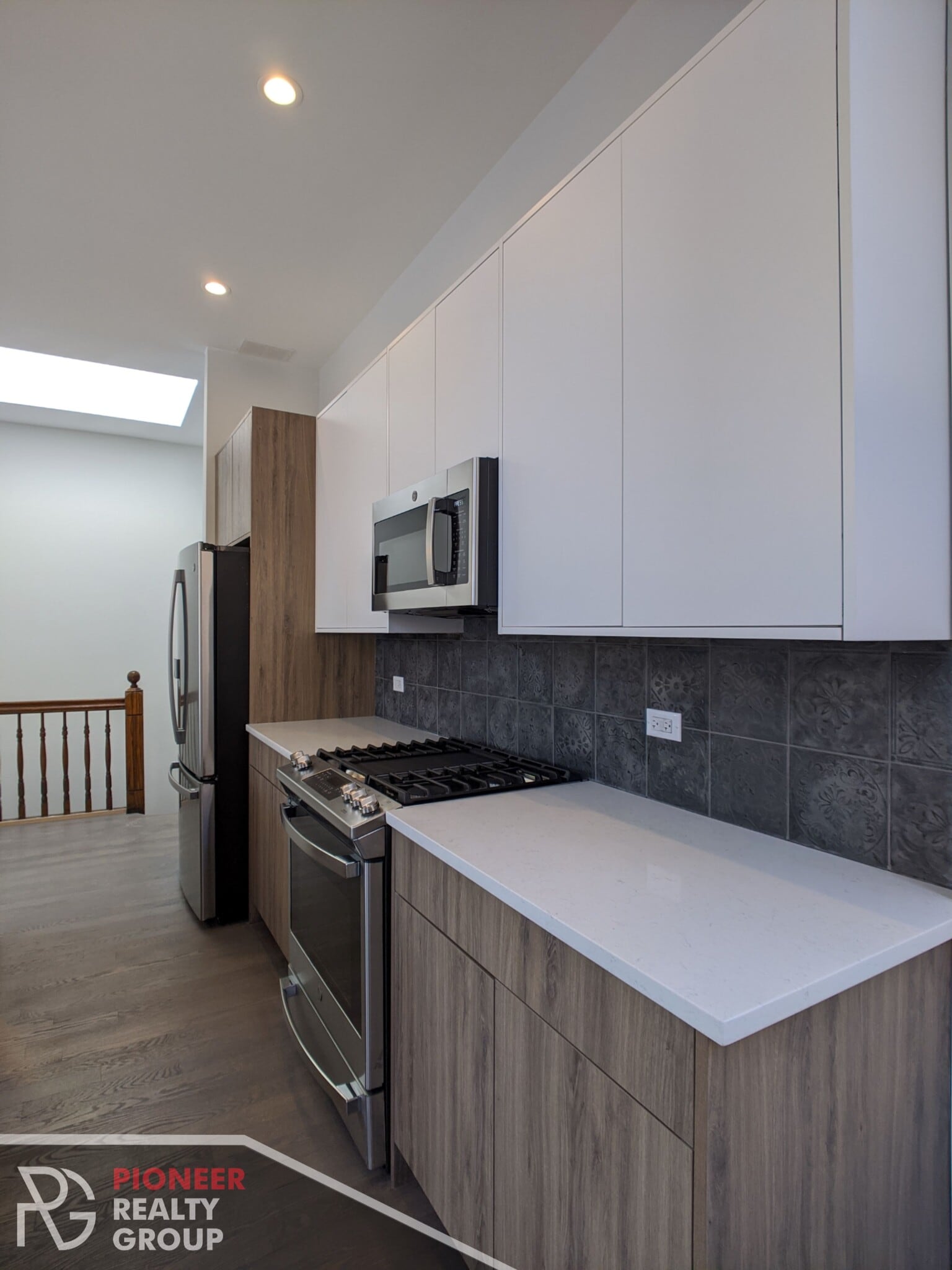 Building Photo - 2120 W Belmont Ave