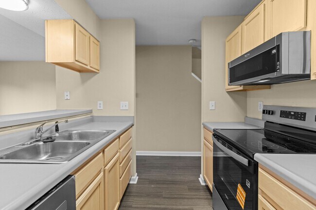 Building Photo - Spacious 3-Bed, 2.5-Bath Home – In-Unit Laundry, 2-Car Garage, and Pet Friendly