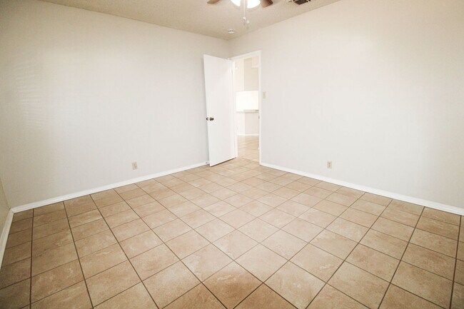 Building Photo - 3223 Tree Grove Dr
