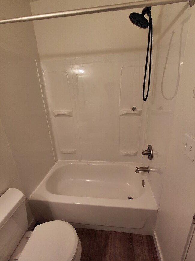 Building Photo - Cozy updated 1 bedroom with rooftop deck