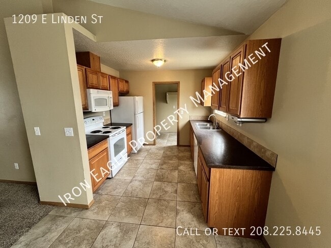 Building Photo - 1209 E Linden St