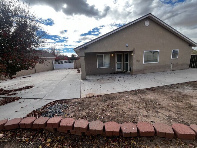 Building Photo - Beautiful 3 bedroom located in S.E. Heights with a HUGE backyard!