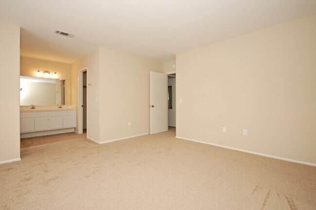 Building Photo - Beautiful 4BR/2.5BA Condo in Tanglewood!!!