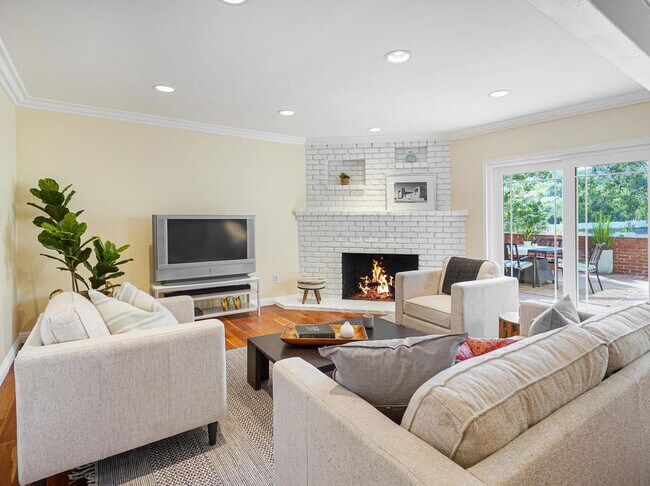 Building Photo - 4236 Ensenada Dr