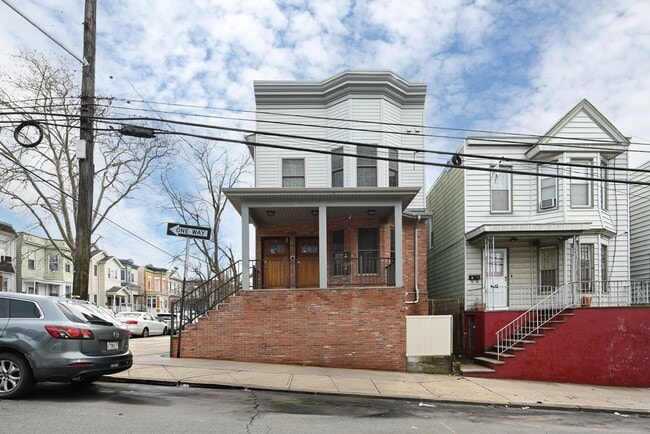 Building Photo - 165 Thorne St