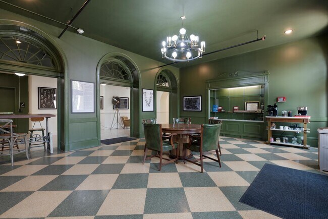 Building Photo - 301 N Mulberry St