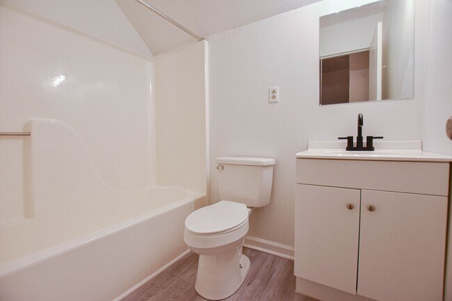 Building Photo - Pet Friendly Three Bedroom!