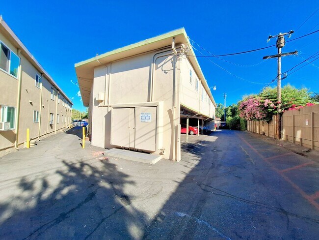 Building Photo - Refurbished 1bd First Floor Apartment With Carport & Laundry & Manager On Site!