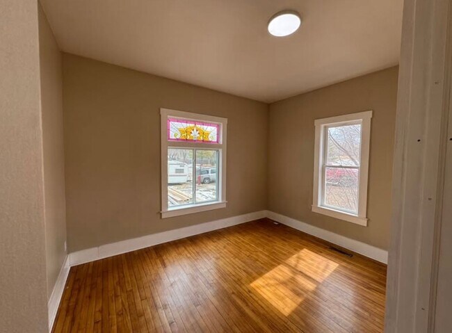 Building Photo - Newly Updated 5-Bedroom, 2-Bath Home – Spacious, Modern & Move-In Ready!