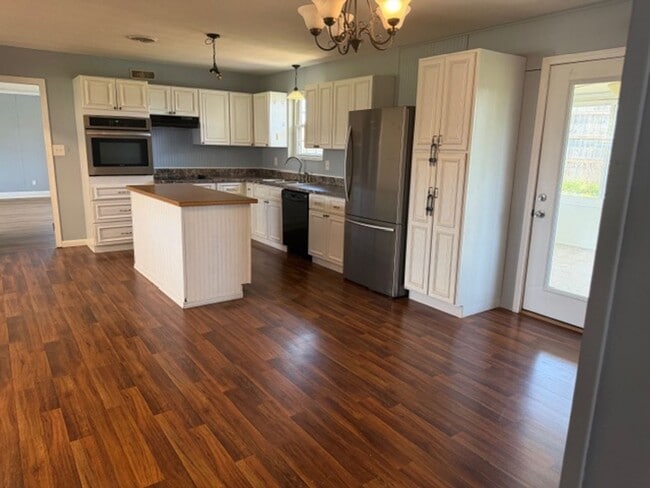 Building Photo - Seymour 37865 - One-level brick home with 3 bedrooms, 2 baths & bonus room - Call Linda Meese (86...