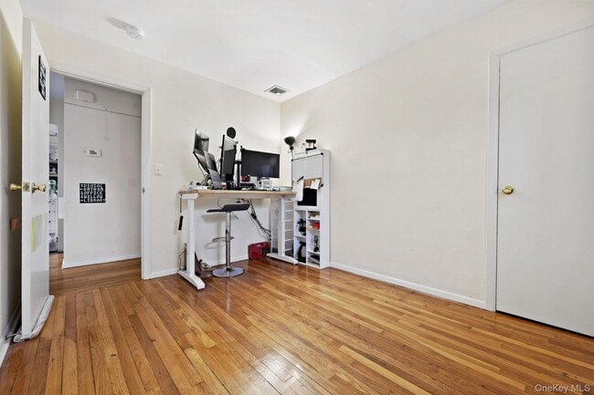 Building Photo - 2881 Meadowcrest Dr