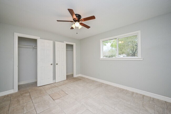 Building Photo - 15723 Creekhaven Dr