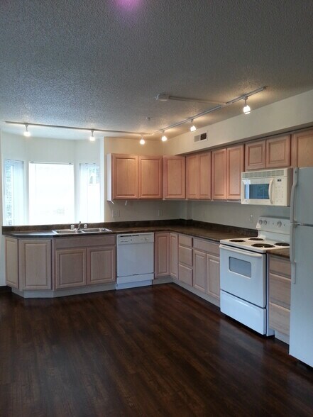 Building Photo - 943 S Gilbert St