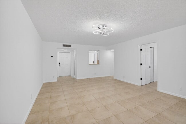 Building Photo - 10 Willowbrook Ln