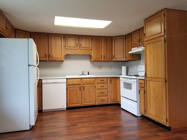 Building Photo - * August 2026* GREAT 3 Bed House!!