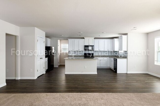 Building Photo - Spacious 3-Bed Home with Loft, Modern Kitc...