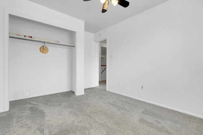 Building Photo - $1,995.00, 3 bed, 1.5 bath, located in Aur...