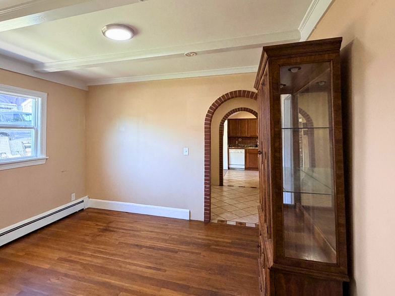 Building Photo - 136 Seamans St