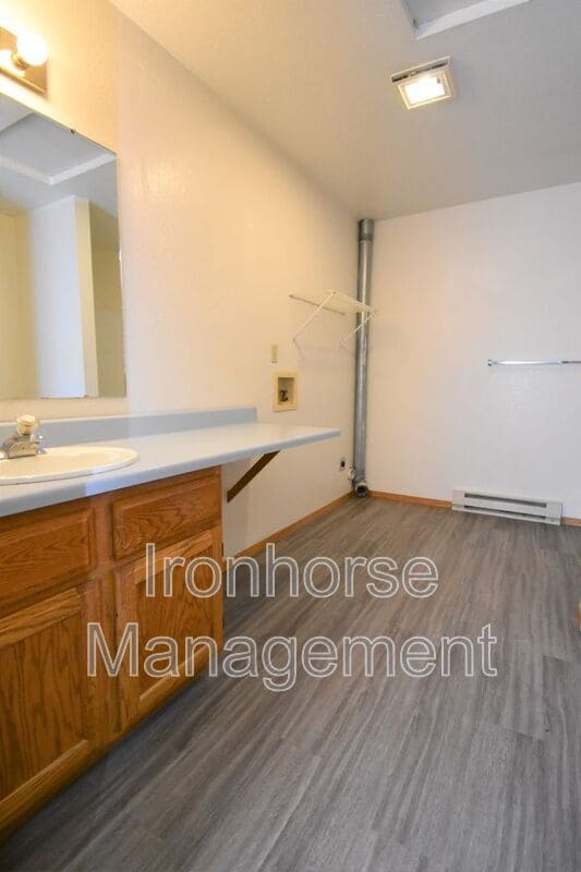 Building Photo - 519 S 15th Ave