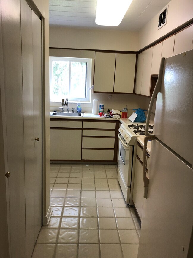 Building Photo - 213 Forest Green Dr