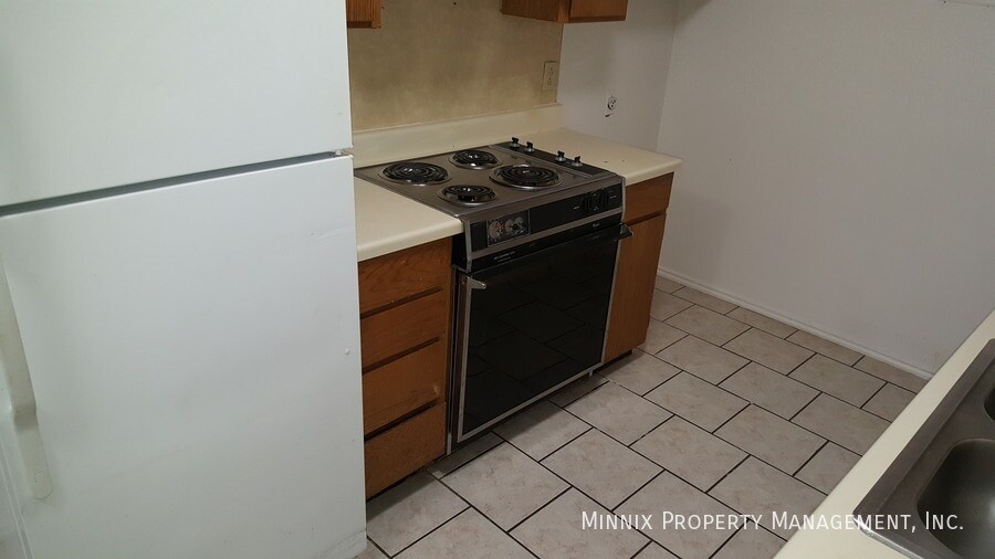 Building Photo - 8208 Vernon Ave