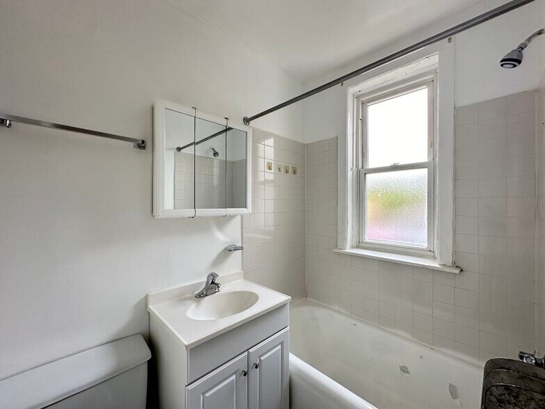 Building Photo - 4409 N Kenneth Ave
