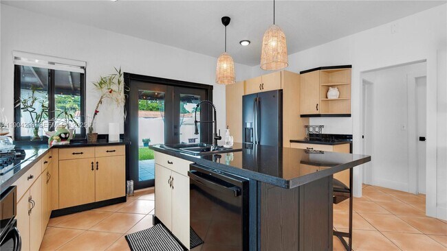 Building Photo - 2271 SW 25th St