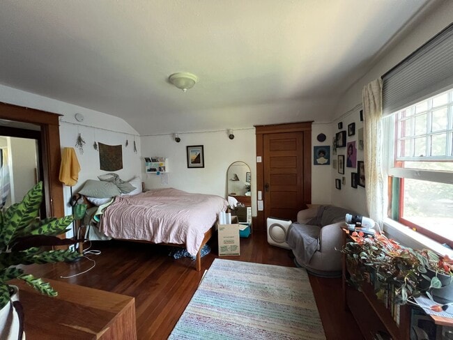 Building Photo - Charming 1910 Craftsman Home – 3BR/2BA + B...