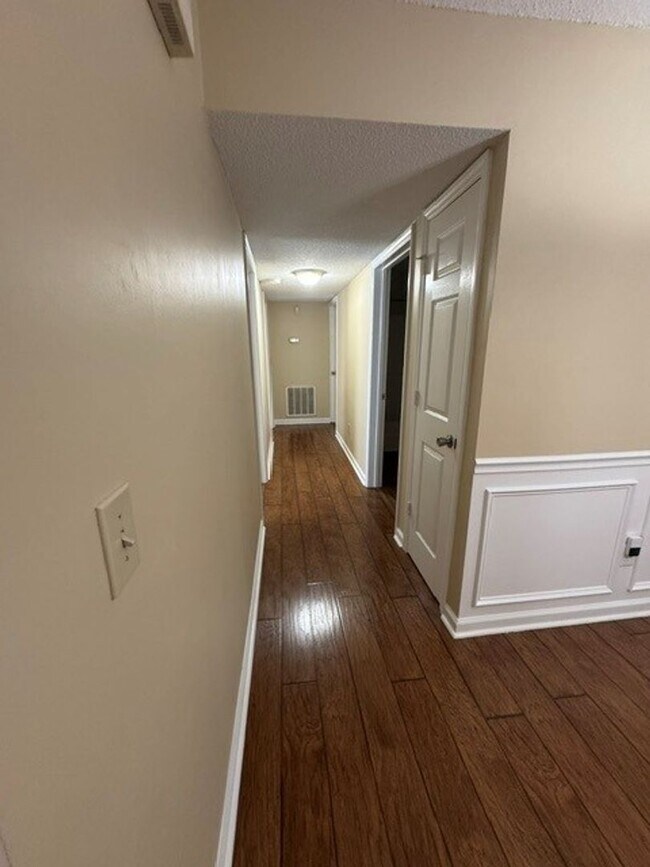 Building Photo - *** $200 OFF FIRST MONTH RENT ***