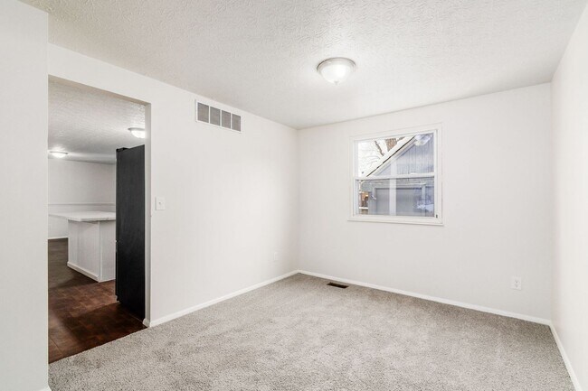 Building Photo - Beautifully Updated Reynoldsburg Home Near a Park!