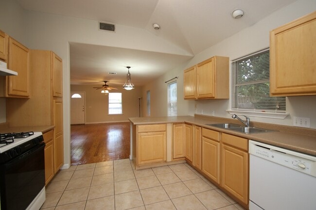 Building Photo - Great Three Bedroom House in Hyde Park Are...