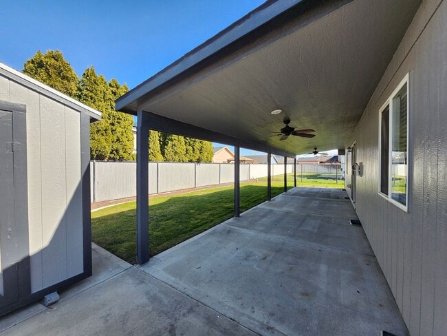 Building Photo - Updated 3 bed, 2 ba w/Oversized Covered Patio