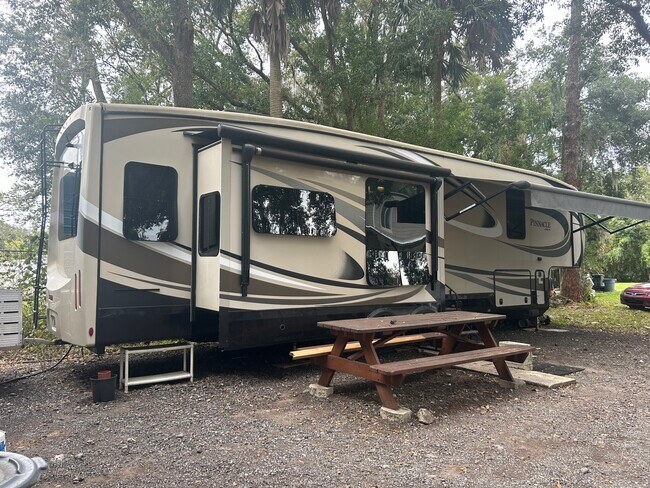 Building Photo - 656 Riverview Ave