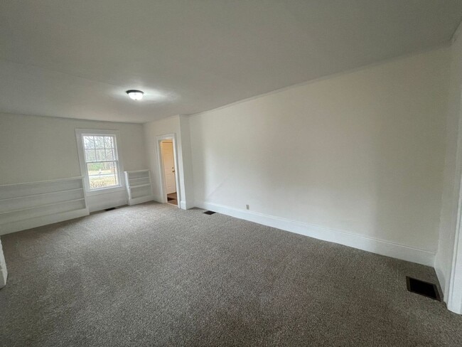 Building Photo - 4 bedroom 2 bathroom house available!   Freshly Painted-New Flooring