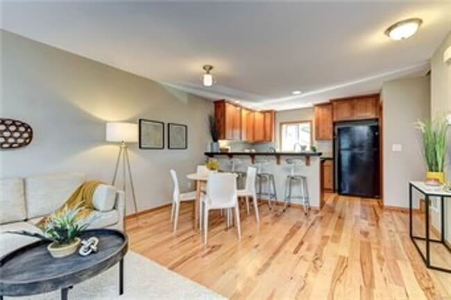 Building Photo - West Seattle Townhome!