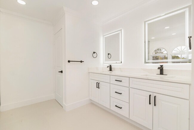 Building Photo - 3517 N Flagler Dr