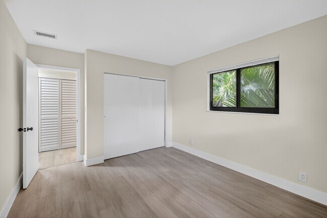 Building Photo - Wilton Manors