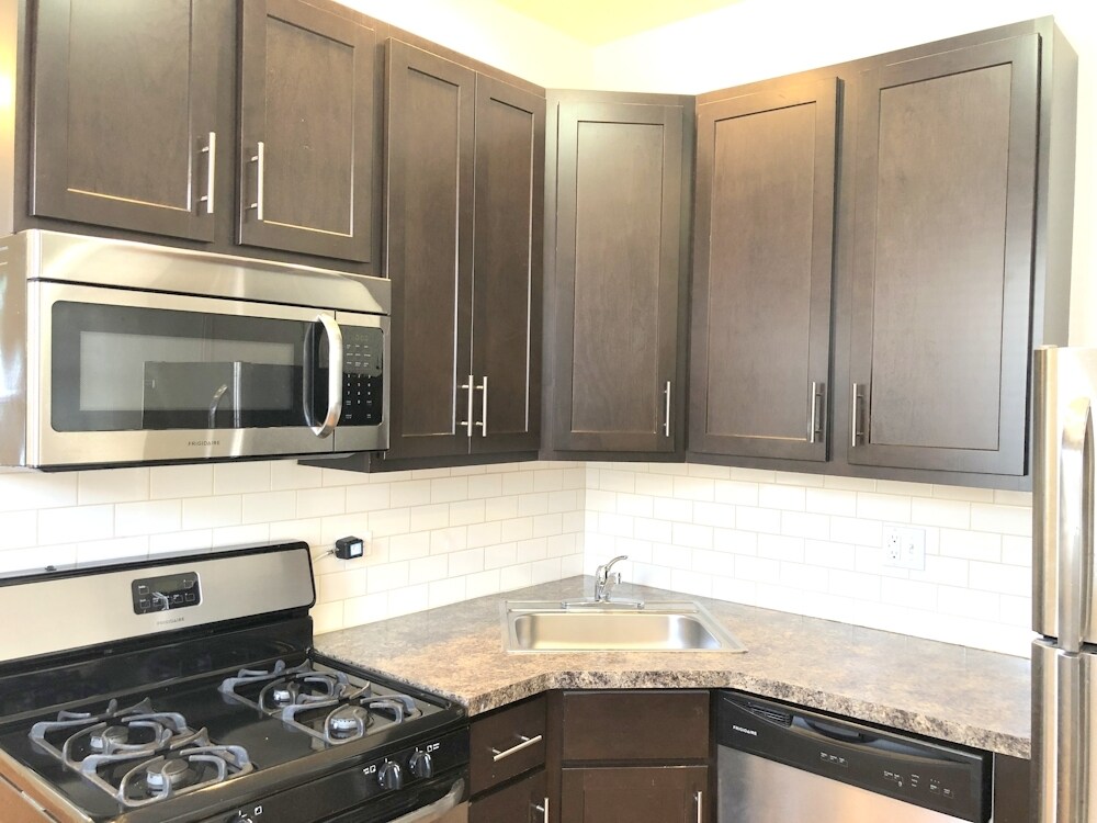 Building Photo - 4452 N Sheridan Rd